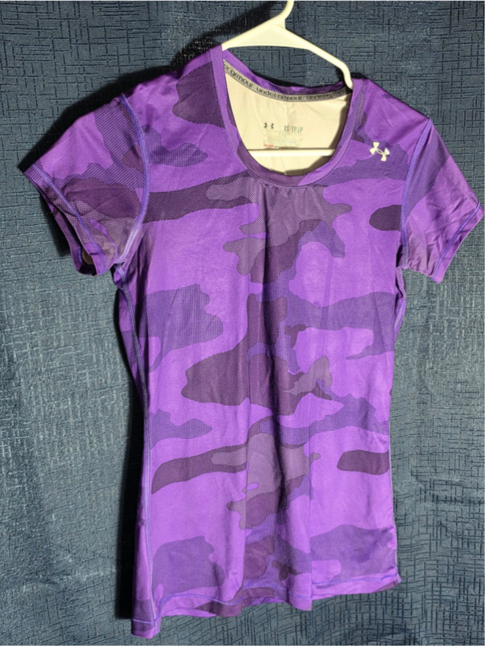 Women's Under Armour HeatGear Short Sleeve Tee XS Purple Camo sports athletic